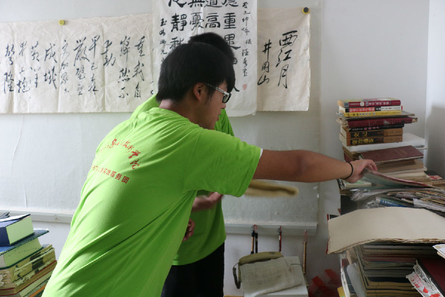 志愿者义务帮扶孤寡老人.JPG