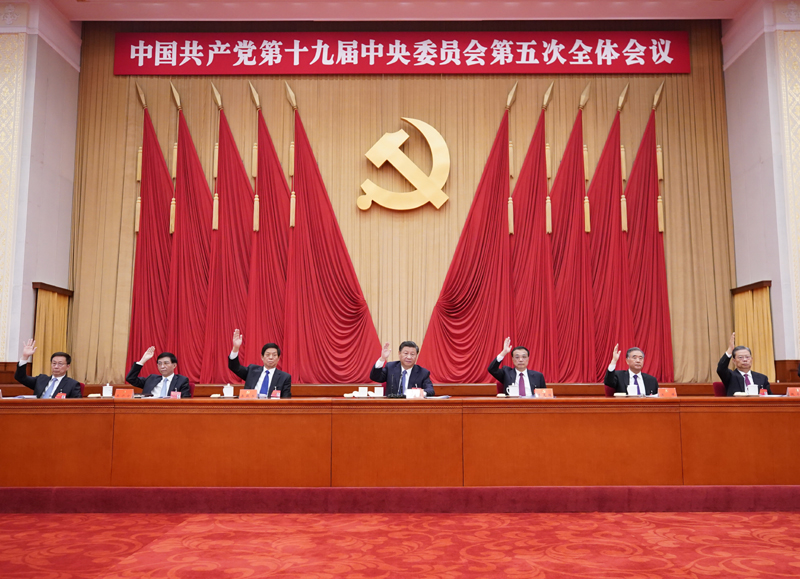 中国共产党第十九届中央委员会第五次全体会议,于2020年10月26日至29日在北京举行。这是习近平、李克强、栗战书、汪洋、王沪宁、赵乐际、韩正等在主席台上。新华社记者 王晔 摄